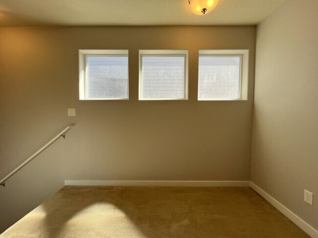 Building Photo - Modern 4-Bedroom End Unit with Community A...