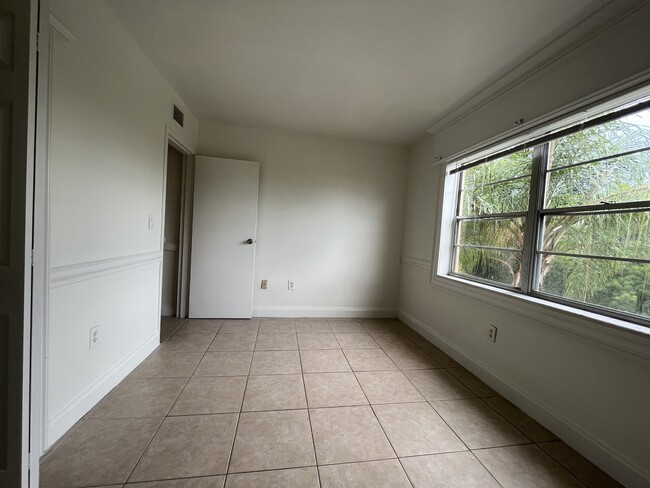 Building Photo - 4354 NW 9th Ave