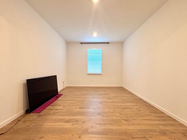 Building Photo - Beautiful Solar Home For Rent in Lincoln