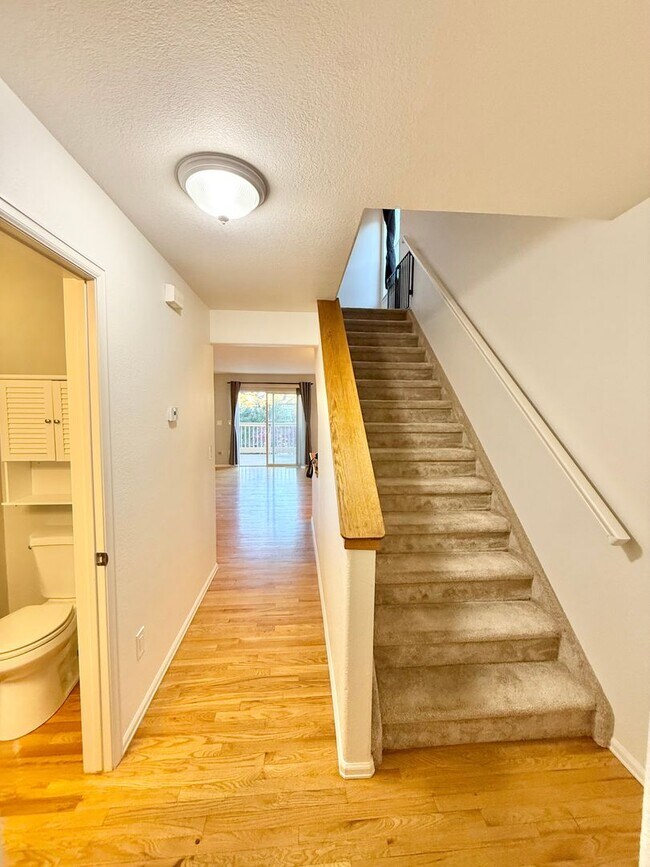 Building Photo - End- unit townhome on Hamlet!