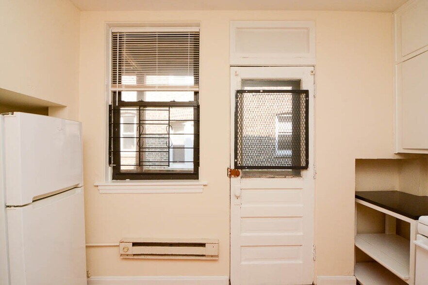 Building Photo - 4211 N Wolcott Ave