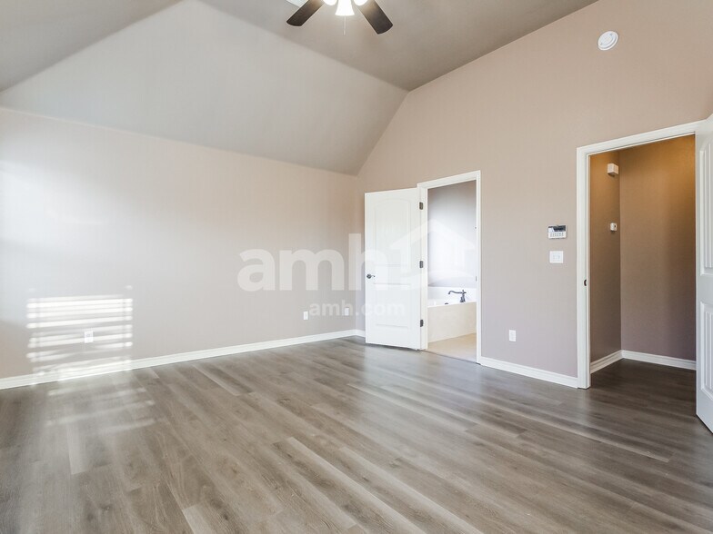 Building Photo - 1628 East Edgewater St S