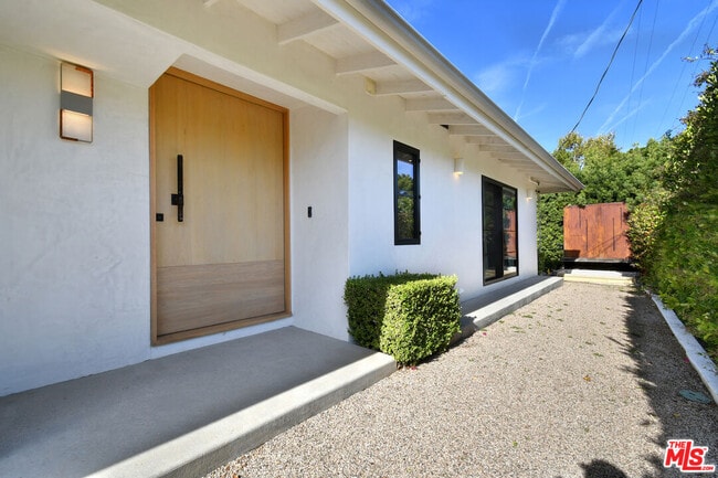 Building Photo - 2145 Linda Flora Dr