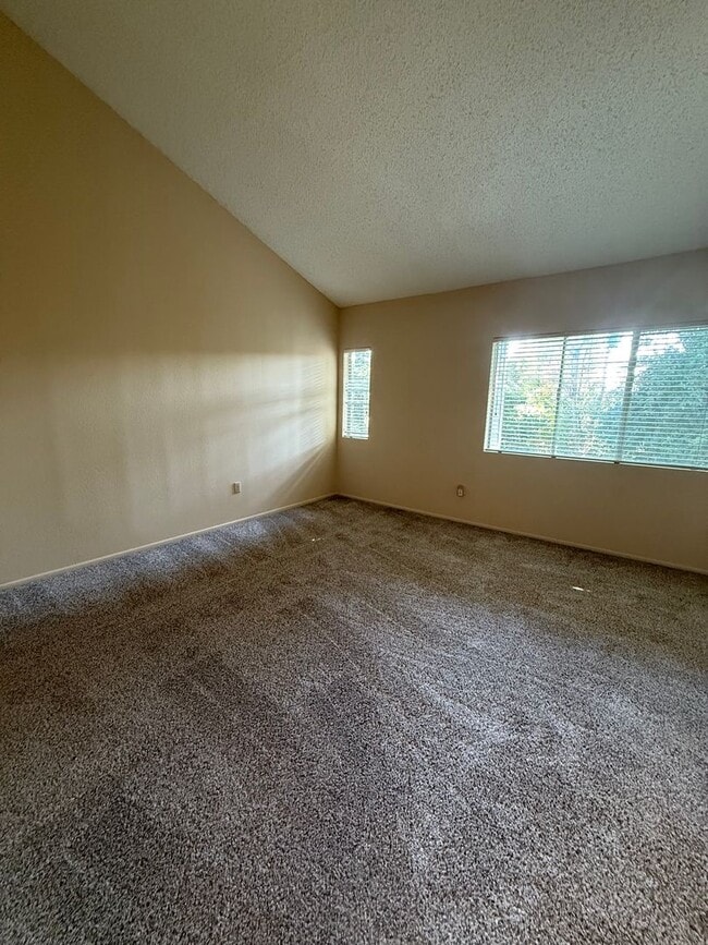 Building Photo - 3 bed, 2 1/2 bath townhome in quiet complex