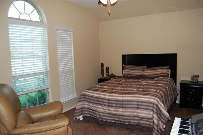 Building Photo - 2201 Liriope Ln