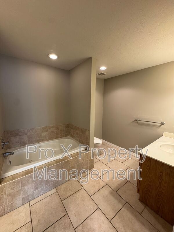 Building Photo - 740 E Gallup Hill Rd