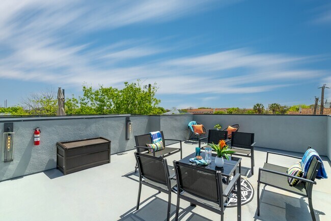 Building Photo - 719 Eleanor Ave