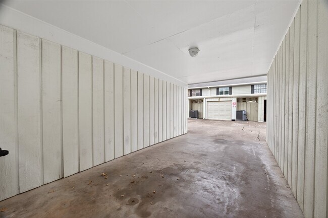 Building Photo - 12705 Huntingwick Dr