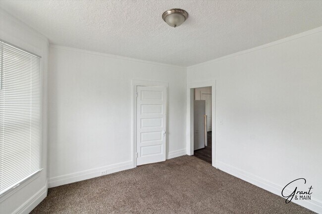 Building Photo - $1495 - 4 Bedroom/2 Bath Home in Islandview