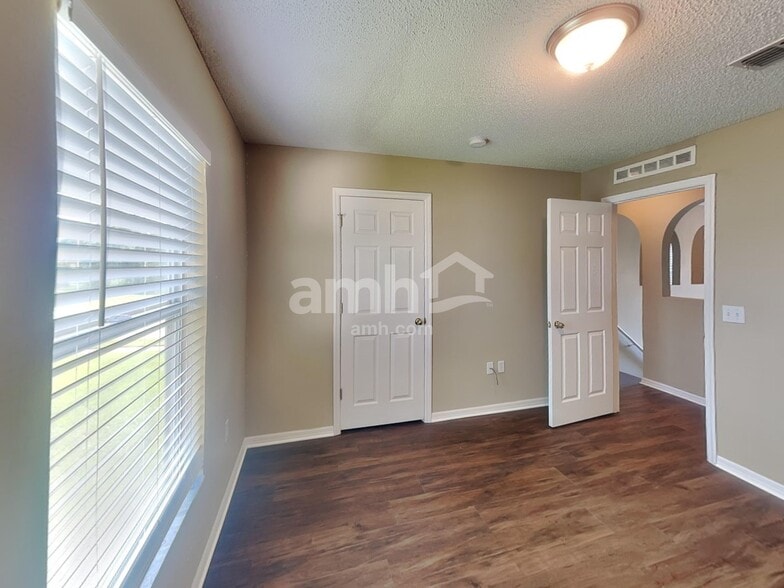 Building Photo - 244 Verzon Ct