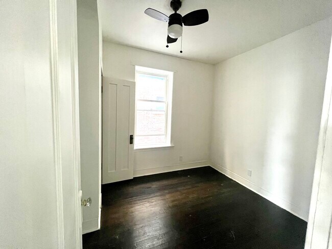 Building Photo - 4143 N McVicker Ave