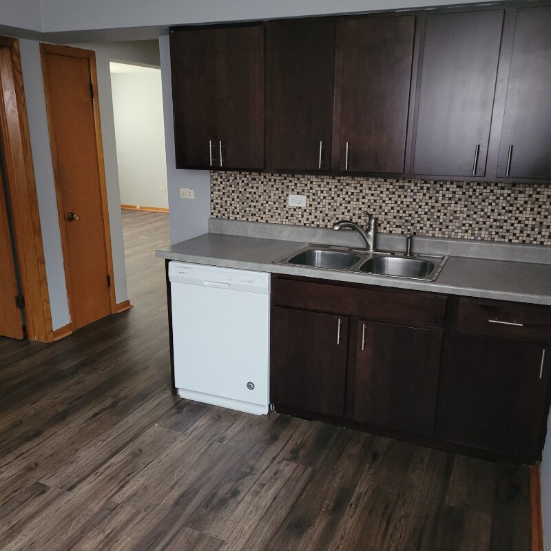 Building Photo - 6805 W Montrose Ave