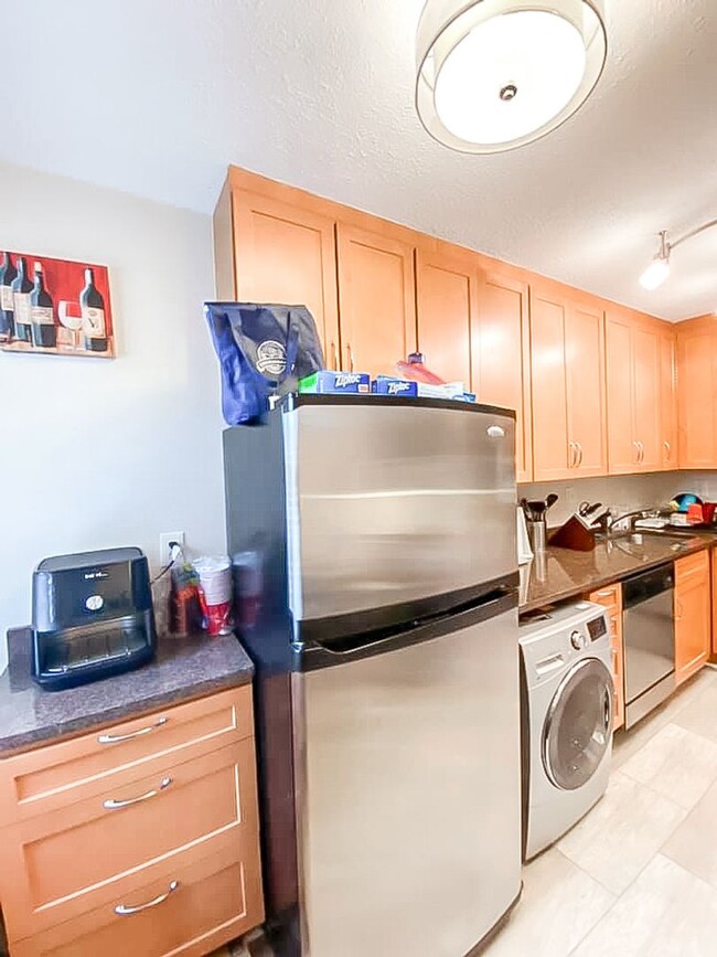 Building Photo - Beautifully Updated 1 Bedroom 1 Bathroom U...