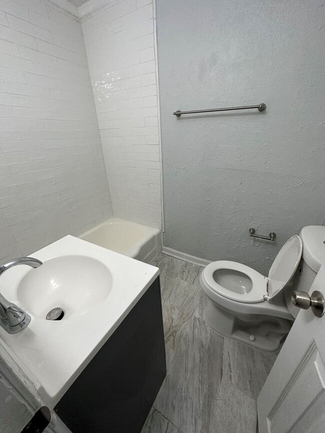 Building Photo - Renovated 3/2 Single Family Home Available Now!