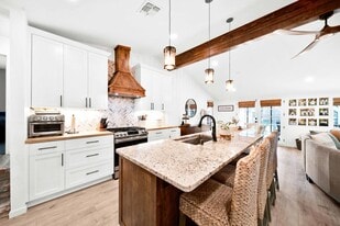 Building Photo - 3075 Forest Hills Dr