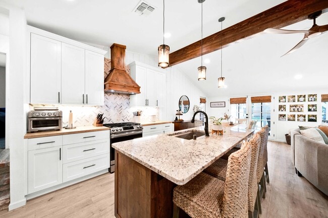 Building Photo - 3075 Forest Hills Dr