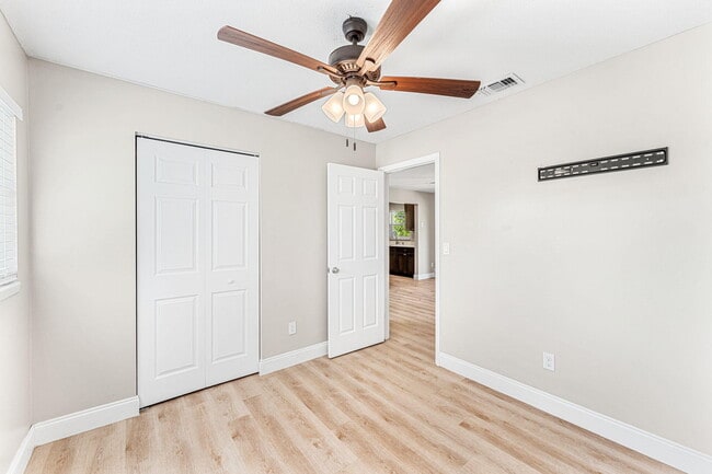 Building Photo - 2160 Fairlane Dr