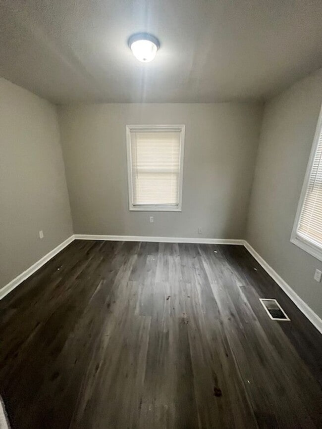 Building Photo - Welcome to 1161 Lincoln! 2 bedrooms & 1.5 bths