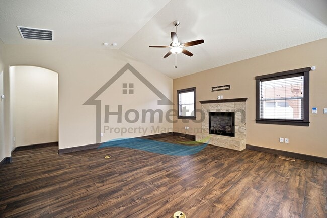 Building Photo - 3 Bedroom 2 Bathroom Home with Attached 3 Car Garage Available in Coeur d'Alene!