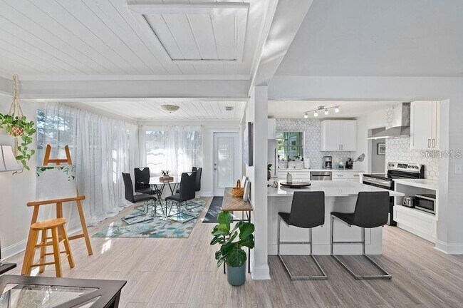 Building Photo - 2676 Martin St