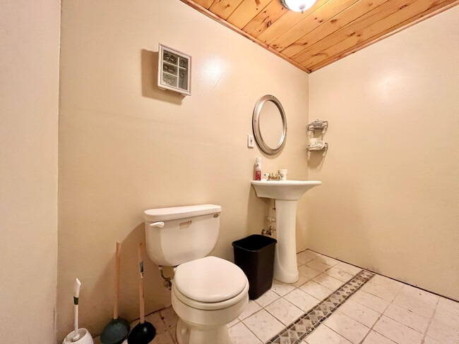 Building Photo - 6286 Fenn Rd