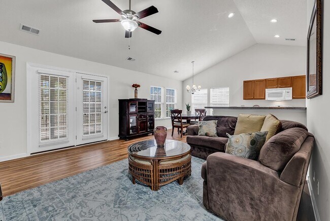 Building Photo - 765 Riverward Dr
