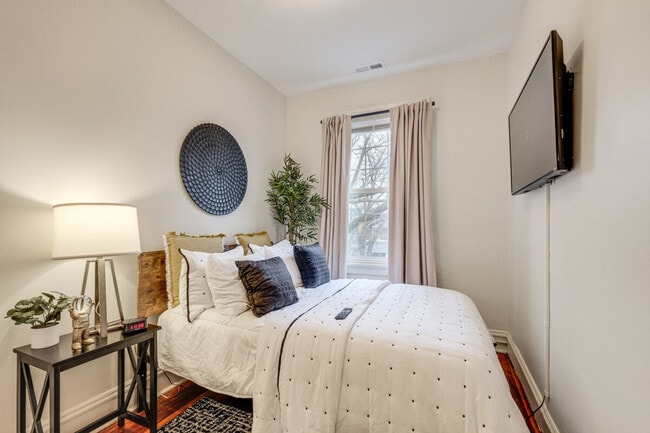 Building Photo - 2312 Rosewood Ave