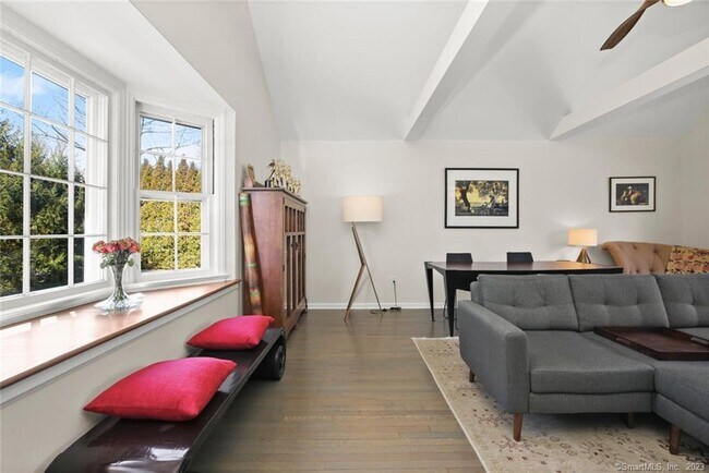 Building Photo - 8 Cross Hwy