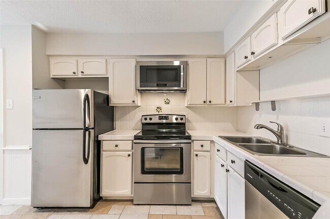 Building Photo - 496 N Post Oak Ln