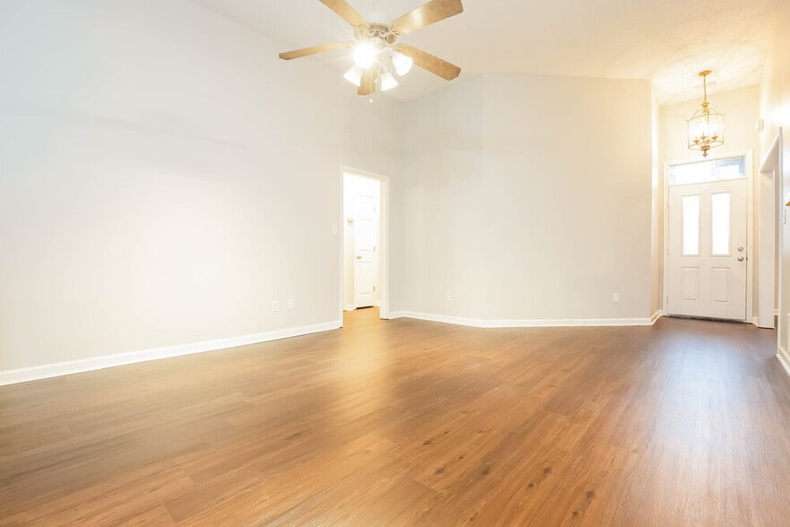 Building Photo - 735 Classic Dr S