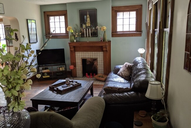 LARGE LIVING AREA - 217 E Northwood Ave