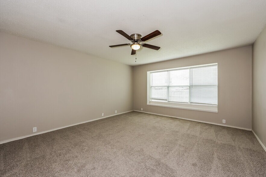 Building Photo - 6730 Meadowcrest Dr