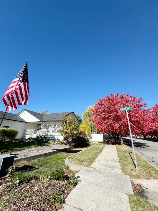 Building Photo - 1923 W Hampson Ave
