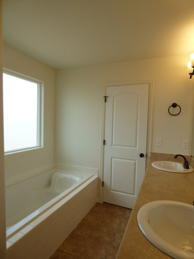 Building Photo - Spacious and Beautiful 3 Bed, 2.5 Bath Hom...