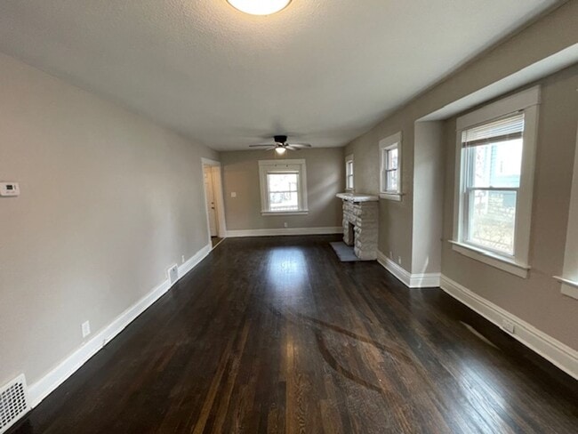 Building Photo - 3bd/1ba Home, Large Yard!! Half off 2nd Mo...