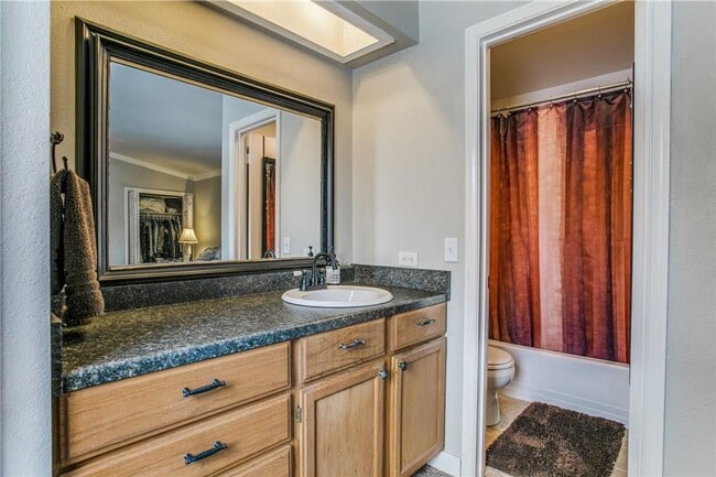 Building Photo - Beautifully Crafted 2/2.5/2 Town Home in Euless!