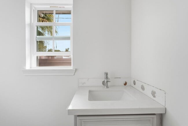 Building Photo - 612 W Alabama St