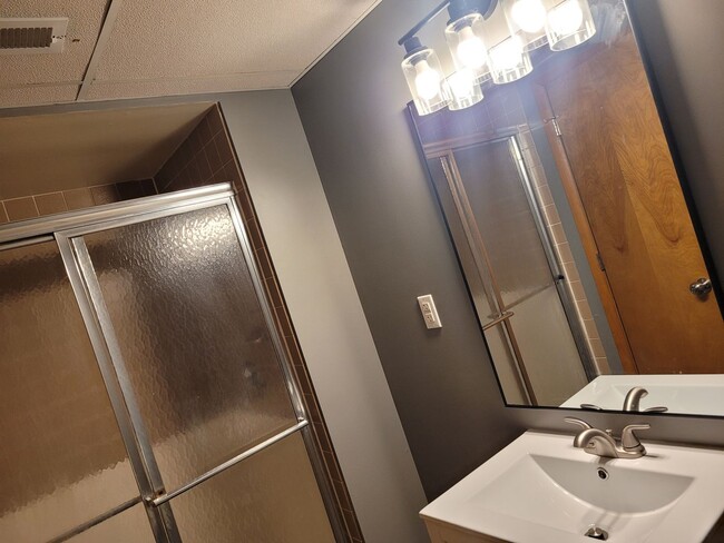 Building Photo - 4 bedroom Townhouse on Bloomington's South Side; Located in The Woodlands!