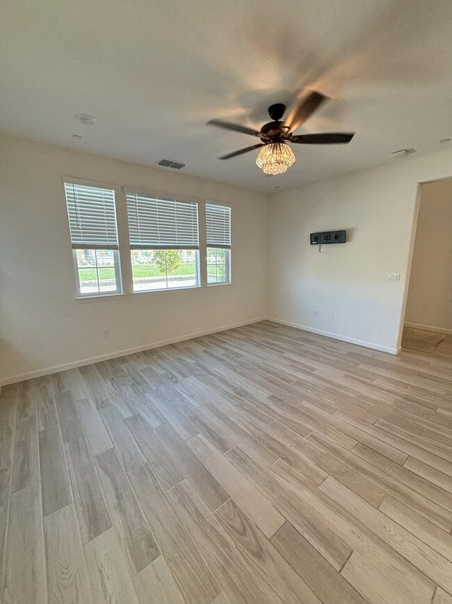 Building Photo - Beautiful Roseville House