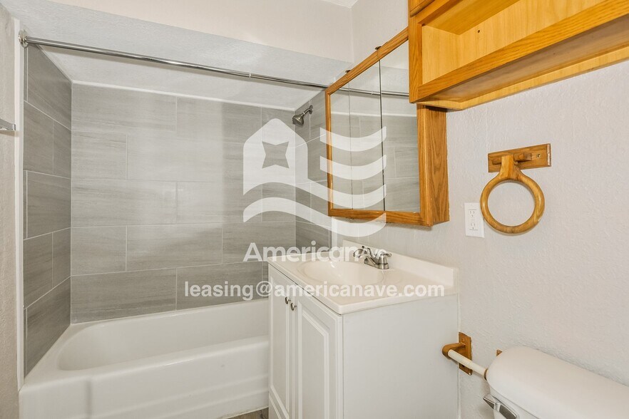 Building Photo - 1321 Gladys St