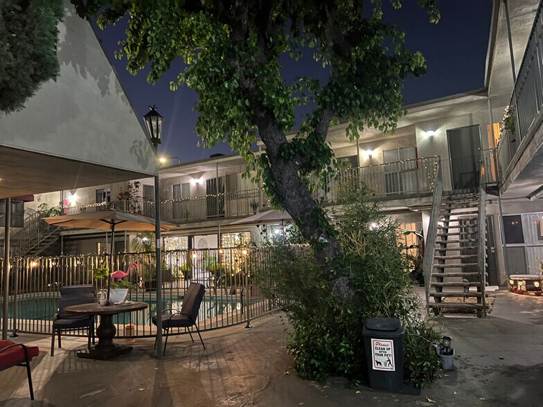 Building Photo - 20880 Ventura Blvd