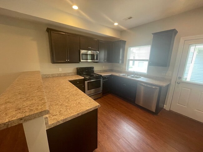 Building Photo - 3 bedroom 2.5 Bathroom House Welcomes Students