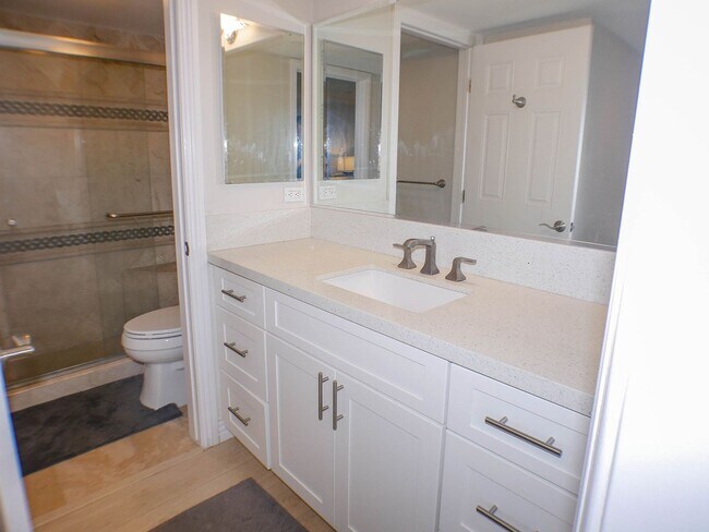 Building Photo - RARE Offering 2BD/2BA - Condo of secured building in highly sought after Boutique Bella Capri bui...