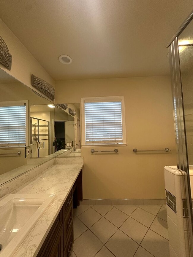 Building Photo - Gorgeous, 3 bedroom, 2.5 bath home, ready for move in