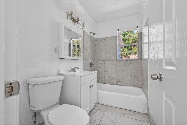 Building Photo - 933 30th Ct