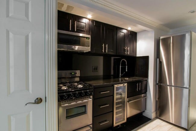 Building Photo - 345 W 53rd St