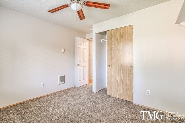 Building Photo - Large Ranch-style home with 3 Bed 2 Bath i...