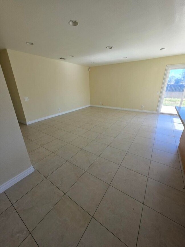 Building Photo - Close to Cal State