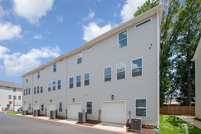 Building Photo - 4118 Salient St