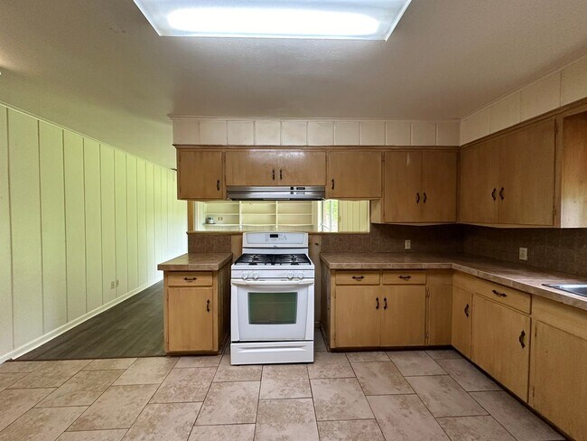 Building Photo - 2725 Tanglewood Dr